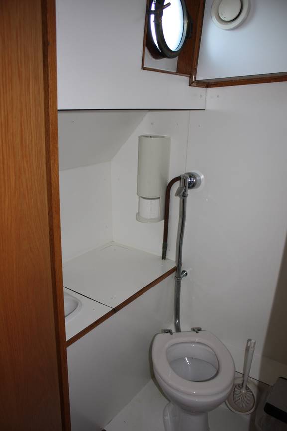 Toilet en douche aan boord van de Broedertrouw