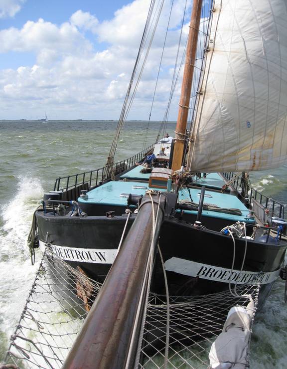 Uitzicht vanaf de boegspriet op de zeilende Broedertrouw
