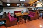 Zithoek met houten tafel en rode banken in de Chateauroux