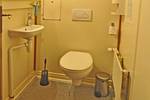 Toilet en wastafel in de badkamer van de Chateauroux