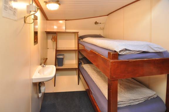 Hut met stapelbed en wastafel op de Chateauroux