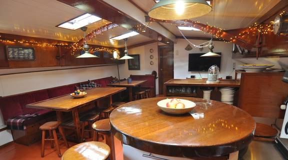 Dagverblijf van de Chateauroux met houten eettafels en zitbanken