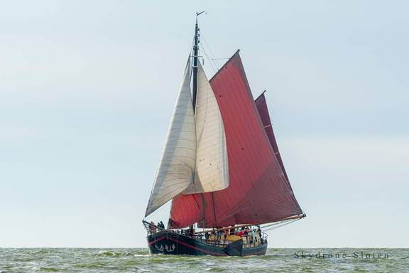 Chateauroux met witte en bruine zeilen op open water