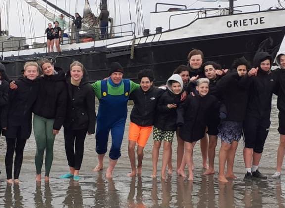 Schoolgroep op het drooggevallen Wad