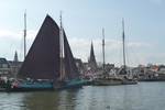 Dankbaarheid met bruine zeilen in de haven van Monnickendam