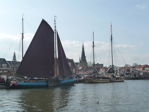Dankbaarheid met bruine zeilen in de haven van Monnickendam