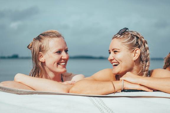 Twee gasten ontspannen in de jacuzzi van De Hester