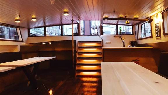 Salon van De Hester met eettafels en zitbanken
