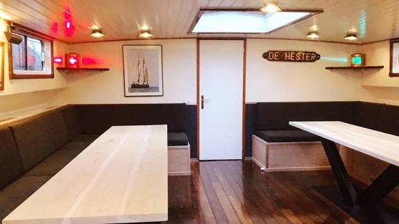 Salon van De Hester met eettafels en zitbanken
