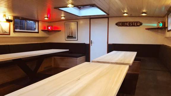Salon van De Hester met lichte houten tafels en zitbanken