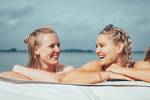 Twee gasten ontspannen in de jacuzzi van De Hester