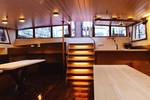 Salon van De Hester met eettafels en zitbanken