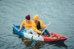 Twee gasten peddelen in kano’s op het water