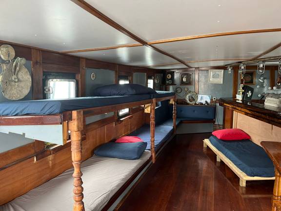 Stapelbedden en los bed in de voormalige stuurhut van de Vrijheid