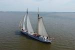 De Hester onder zeil op open water, vanuit de lucht gezien