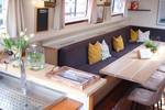 Zitbank en bar in de salon van De Hester