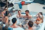 Gasten ontspannen in de jacuzzi aan dek van De Hester
