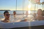Gezelschap in de jacuzzi van De Hester bij laagstaande zon