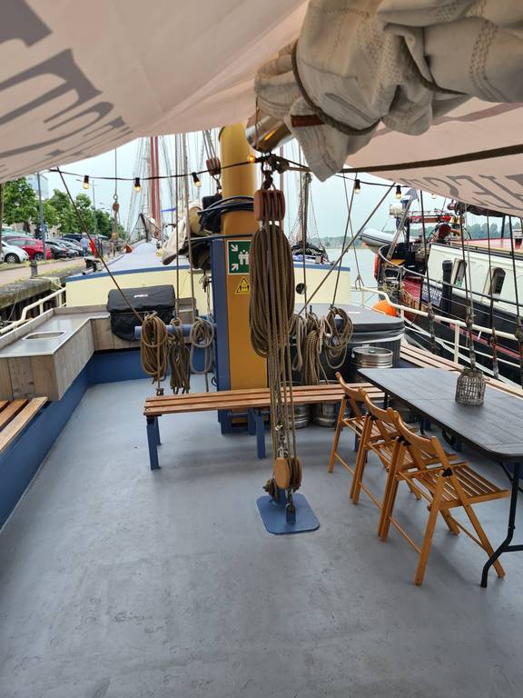 Zitkuip van De Hester met banken en een tafel onder een zonnetent