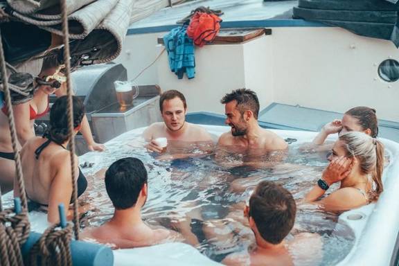 Gasten ontspannen in de jacuzzi aan dek van De Hester
