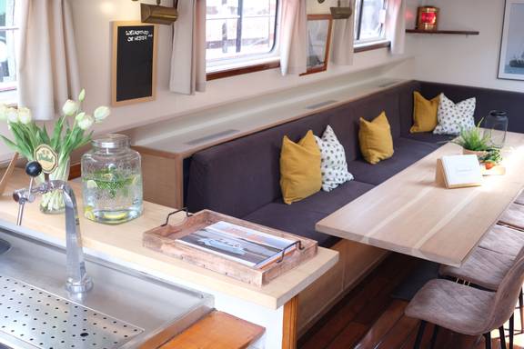 Zitbank en bar in de salon van De Hester