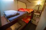 Tweepersoonshut met stapelbed en wastafel op de Eenhoorn