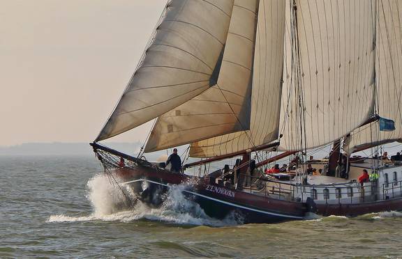 Boeg van de Eenhoorn snijdt onder zeil door de golven