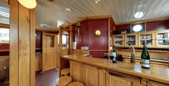 Houten bar met biertap in de salon van de Elizabeth
