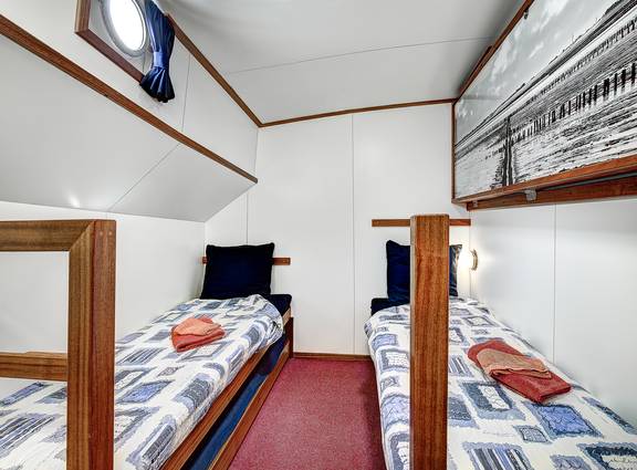 Twee losse bedden in een hut van de Elizabeth