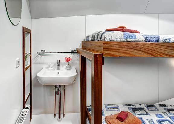 Stapelbed en wastafel in een hut van de Elizabeth