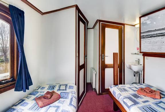 Hut met bedden, wastafel en spiegel op de Elizabeth