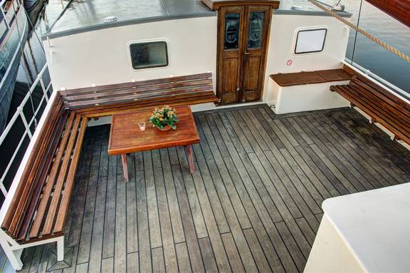 Houten tafel en banken in de zitkuip van de Elizabeth