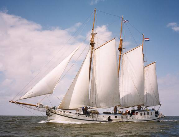 Driemastklipper Elizabeth met witte zeilen op zee