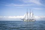 Driemastklipper Elizabeth op open water onder een blauwe hemel
