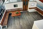 Houten tafel en banken in de zitkuip van de Elizabeth