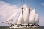 Driemastklipper Elizabeth met witte zeilen op zee
