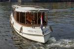 Salonboot Emma varend, van voren gezien