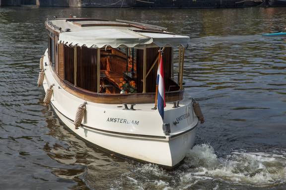 Salonboot Emma varend, van voren gezien