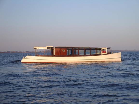 Salonboot Emma varend op open water