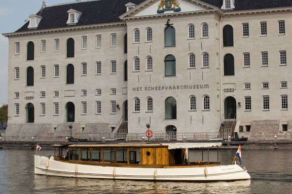 Salonboot Emma voor het Scheepvaartmuseum in Amsterdam
