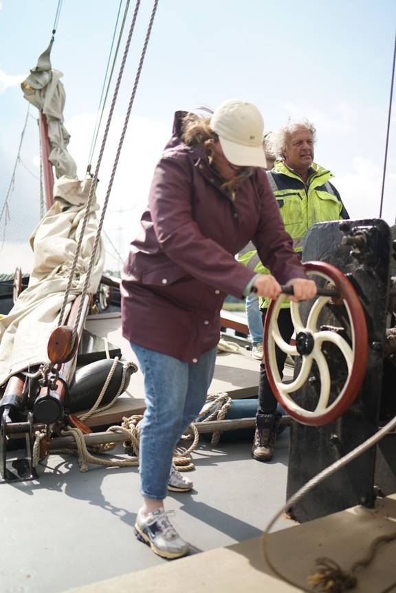 Samen de zeilen bedienen aan dek van de Engelburg