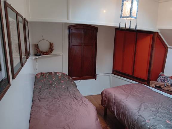 Hut met twee losse bedden aan boord van de Engelburg