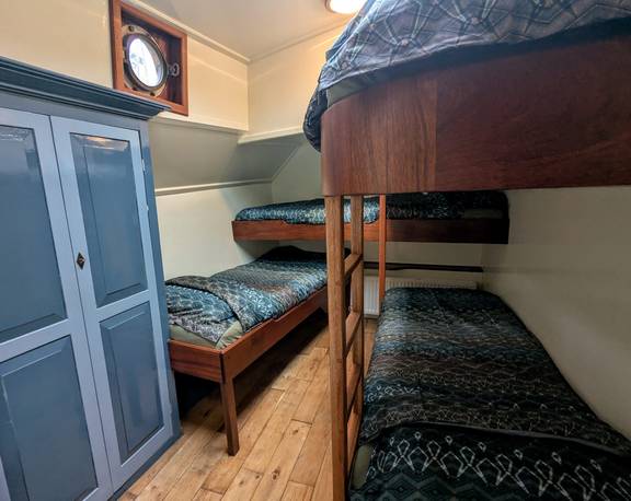 Hut met stapelbedden aan boord van de Engelburg