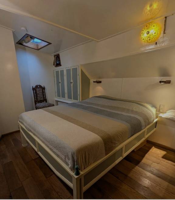 Tweepersoonsbed in een lichte hut van de Engelburg