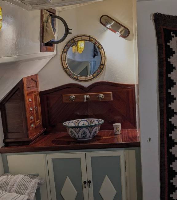 Wastafel met spiegel in een hut van de Engelburg