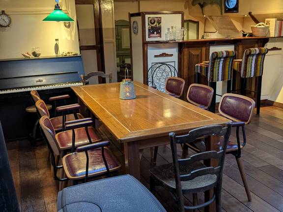 Salon van de Engelburg met eettafel, piano en bar