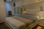 Tweepersoonsbed in een lichte hut van de Engelburg