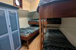 Hut met stapelbedden aan boord van de Engelburg
