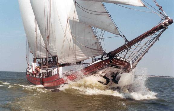 Boeg van de Frisius van Adel tijdens het zeilen