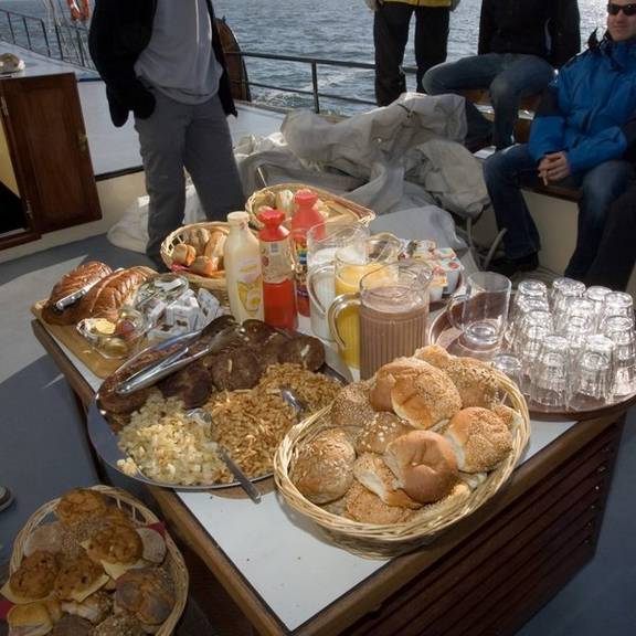 Buffet met brood en beleg aan boord van de Gouwzee